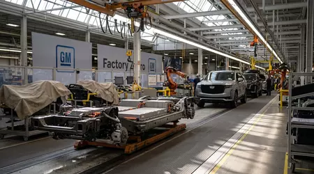 General Motors відкладає електричне майбутнє: чому Sierra та Escalade IQ знову стають у чергу за бензином