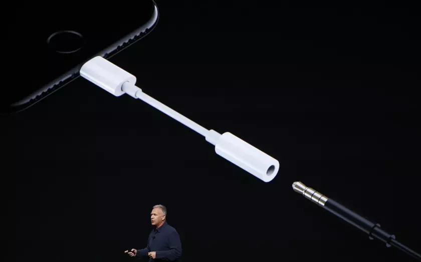 Новые iPhone поставляются без переходника на 3.5-мм джек