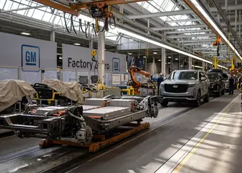 General Motors откладывает электрическое будущее: почему Sierra и Escalade IQ снова в очереди за бензином