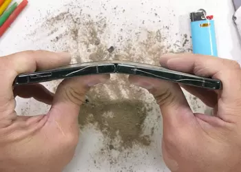 The foldable Samsung Galaxy Flip 4 smartphone was not as rugged as the Fold 4 or even last year's Flip 3