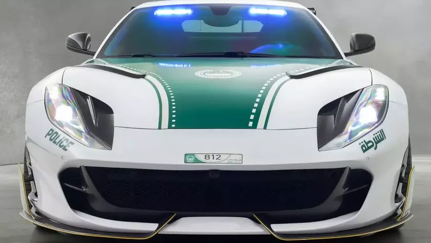 Тюнингованная Ferrari 812 Superfast полиции Дубая