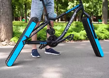 Блогер создал велосипед без колес, и он едет! (видео)