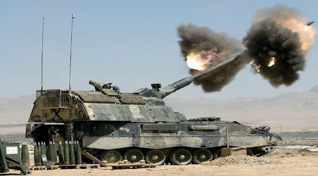 Eine deutsche Panzerhaubitze 2000 zerstörte ein russisches Geschütz 2A36 Hyazinth-B