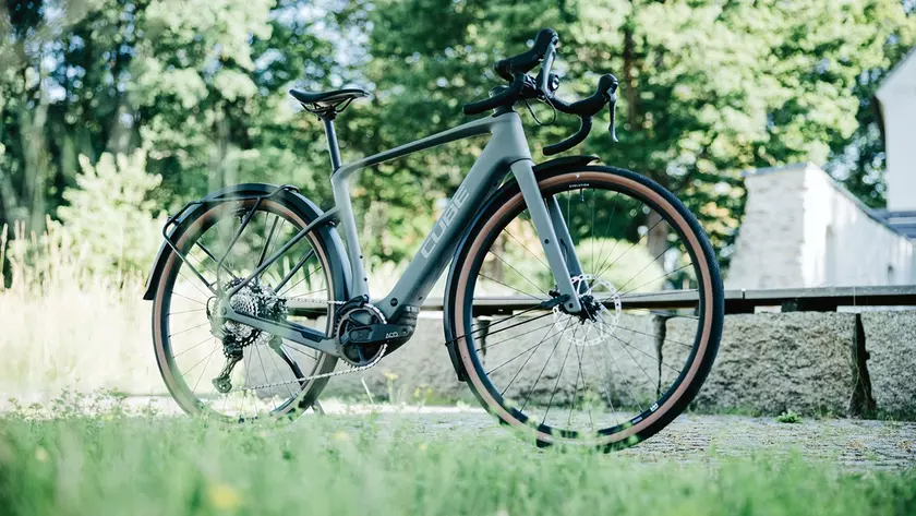 Электровелосипед Cube Nuroad Hybrid C:62 Race в полном оснащении