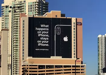 Apple в Лас-Вегасе троллит участников выставки CES