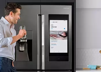 “Черное зеркало” на вашей кухне: премиальные холодильники Samsung начали показывать рекламу