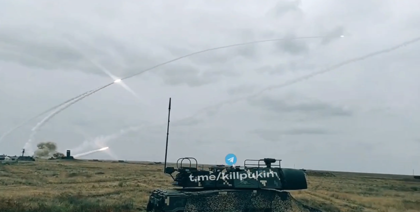 Украинские ЗРК «Бук» выпускают четыре ракеты для уничтожения воздушных целей (видео)