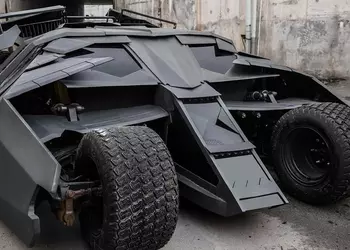 Вьетнамцы создали Бэтмобиль с бронированными панелями, максимальной скоростью 104 км/ч и электродвигателем