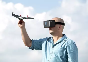 Радиоуправляемый бумажный самолетик с видом от первого лица