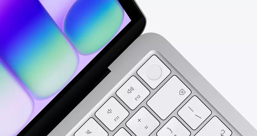 Бюджетный ноутбук MacBook Neo рядом с планшетом