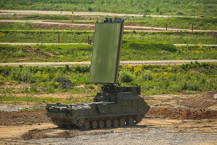 Un trofeo molto prezioso: le forze armate ucraine hanno sequestrato il sistema russo di ricognizione radar e controllo del fuoco "Zopark-1M", che è in grado di guidare i sistemi di artiglieria "Msta-S", "Coalition", così come gli MLRS "Smerch" e i sistemi