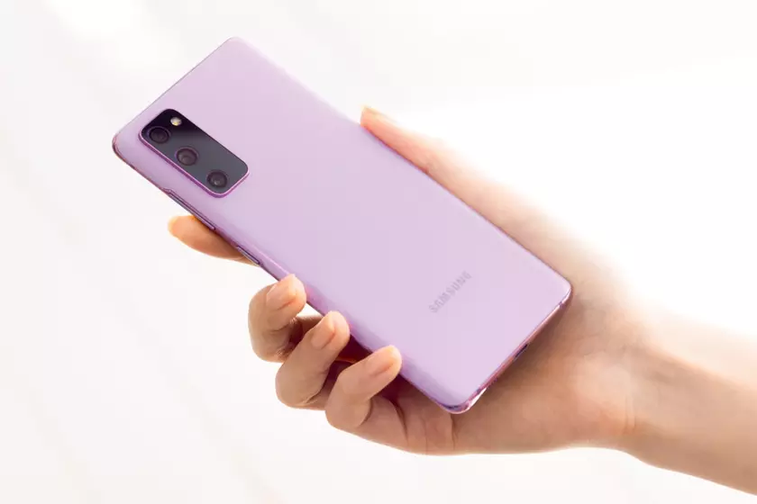 Samsung возобновила обновление Galaxy S20 FE до One UI 3.1