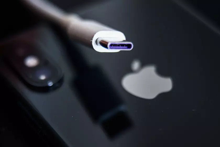 Минг-Чи Куо: iPhone 15 перейдут на USB-C с более быстрой зарядкой, но она будет работать только с сертифицированными кабелями