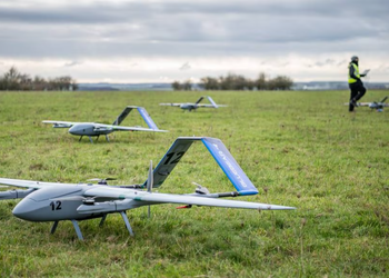 Un enjambre de drones controlados por inteligencia artificial detectó y rastreó varios objetivos en tierra y aire