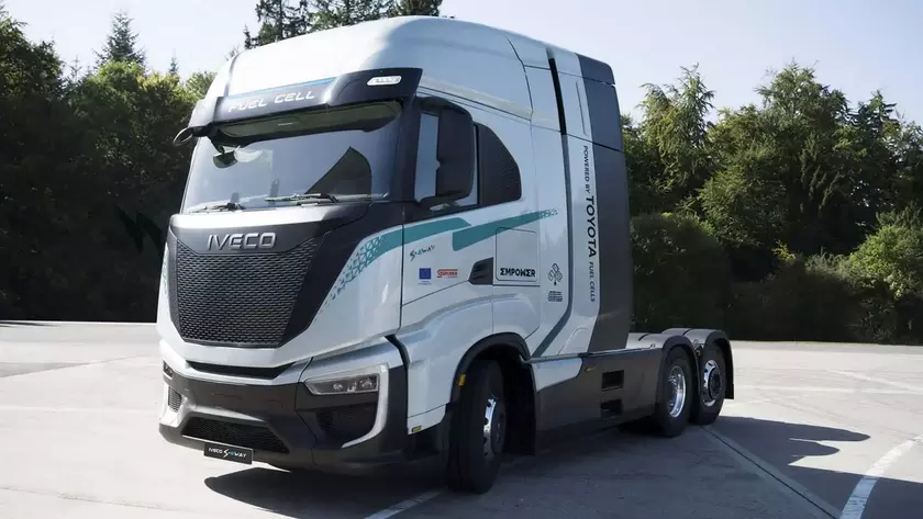 Водородный грузовик Iveco S-eWay Fuel Cell на дороге