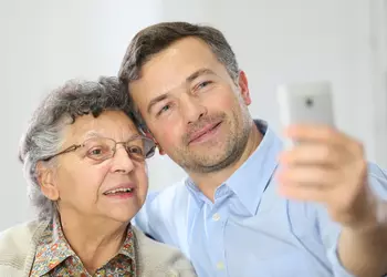 10 проверенных аргументов, чтобы заставить маму перейти на смартфон