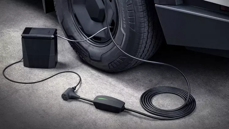 Tesla выпустила V2L-адаптер за 80$, но он не подходит многим Model Y