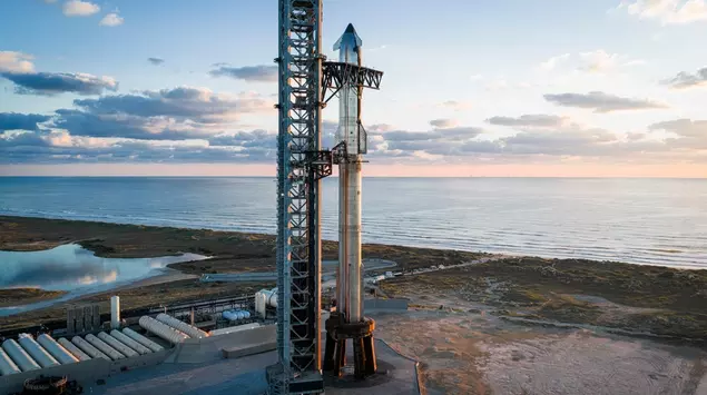 SpaceX changes course: first the Moon, ...