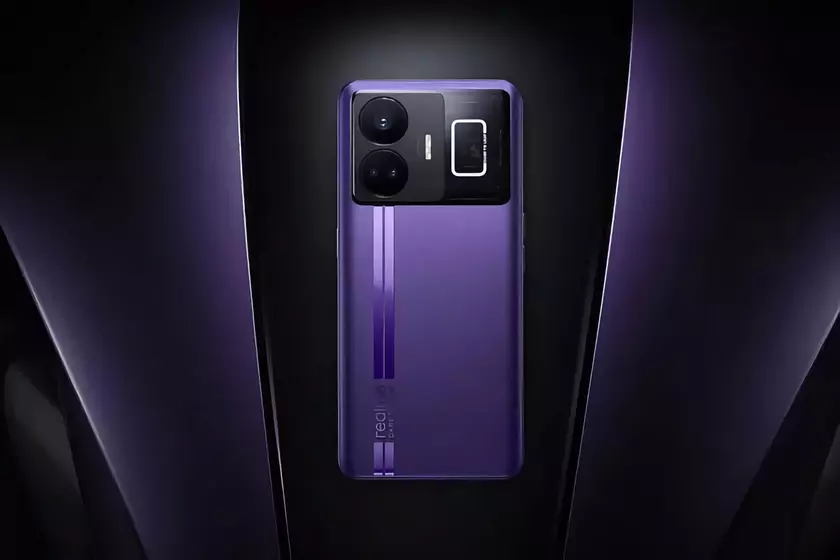 AMOLED-дисплей с разрешением 2K, чип Snapdragon 8 Gen 3 и камера на 50 МП: инсайдер раскрыл характеристики realme GT 5 Pro