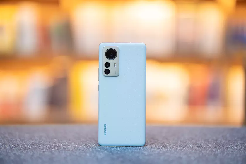 Парные стереодинамики и много термопасты – Xiaomi 12 Pro разобрали на части [Видео]