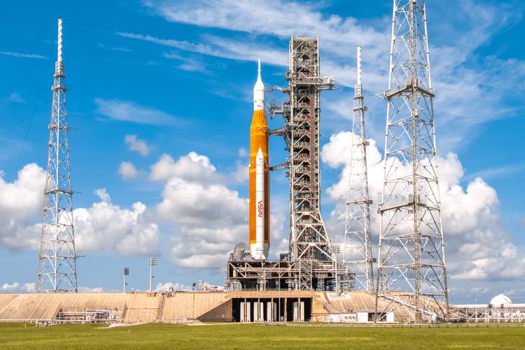 Die NASA hat die erste Stufe der SLS-Rakete für die Artemis II-Mission enthüllt, die Menschen mit dem Orion-Raumschiff um den Mond schicken soll