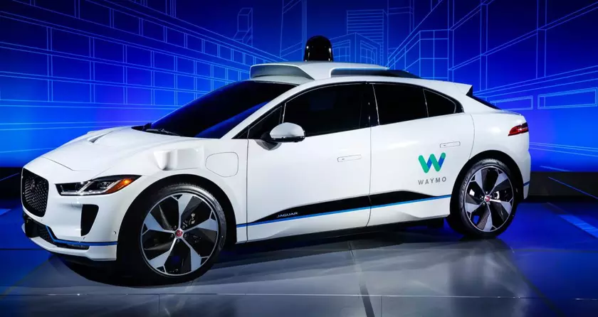 Бездомный пытался угнать беспилотный автомобиль Waymo в центре Лос-Анджелеса