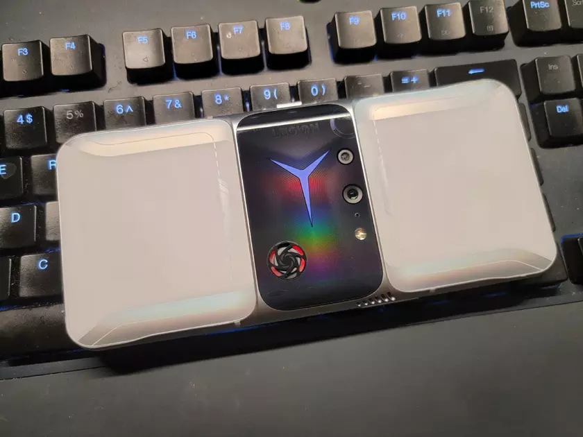 Игровой смартфон Lenovo Legion 2 Pro появился на «живых» снимках с необычным дизайном задней панели