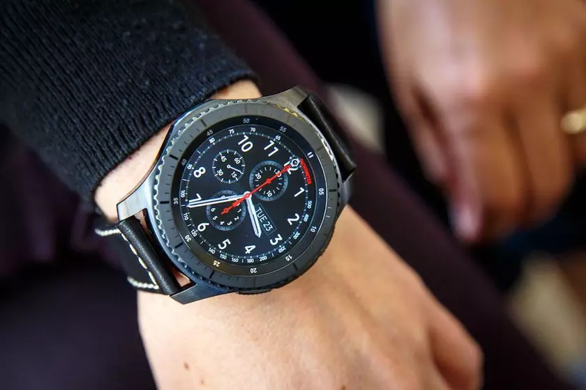 «Умные» часы Samsung Gear S4 получат ремешок со встроенной батареей и сканер отпечатков пальцев
