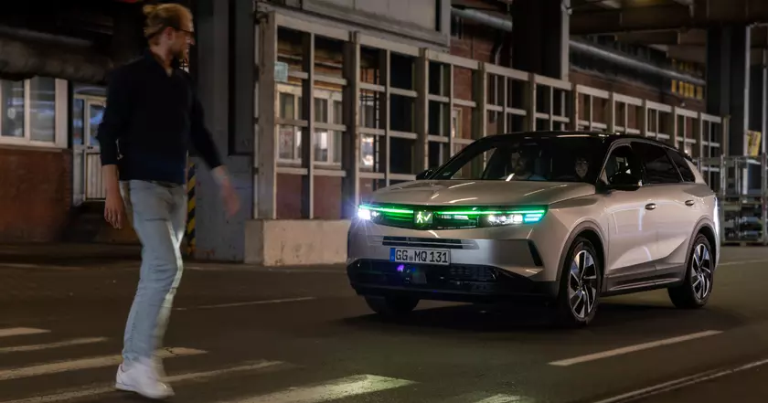 Opel Grandland: инновационные световые сигналы общаются с пешеходами