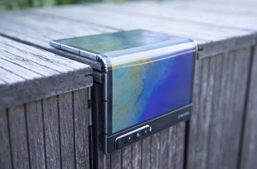 Дубль № 2: складной смартфон Royole FlexPai 2 прошел сертификацию TENAA и появился на «живых» фото