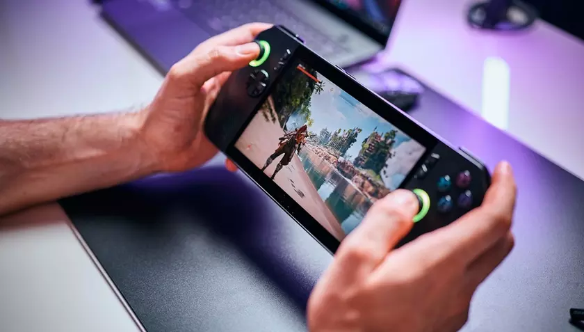 ASUS портативна консоль