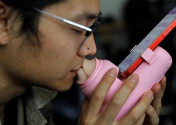 Une start-up chinoise a mis au point des lèvres artificielles contrôlées par une application smartphone pour les baisers à distance.