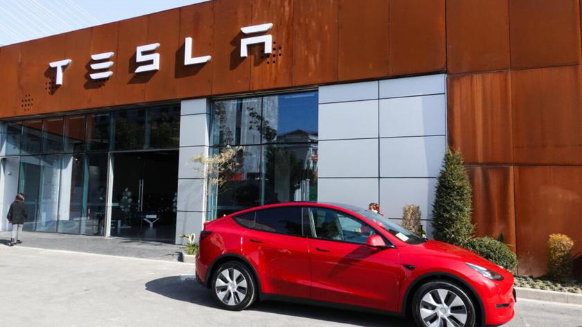 Tesla отзывает 285,000 электромобилей из-за программы круиз-контроля
