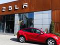 Tesla отзывает 285,000 электромобилей из-за программы круиз-контроля
