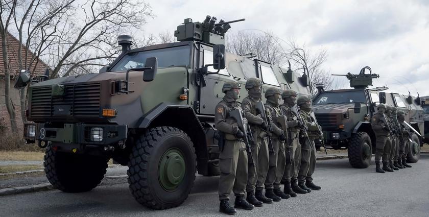 30 бронированных автомобилей Dingo, ракеты для системы ПВО IRIS-T, а также 5 тягачей M1070 Oshkosh для перевозки танков: Германия передала Украине новый пакет военной помощи