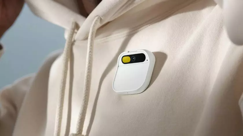 Не "взлетело": Human, компания-разработчик прищепки AI Pin, ищет себе покупателя 