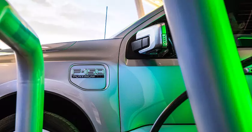 Проблемы с зарядкой: Что происходит с портом Ford F-150 Lightning?