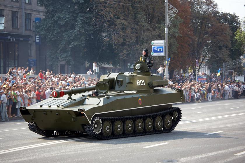 Национальная гвардия Украины показала работу экипажа 2С1 «Гвоздика» на поле боя – это первая в мире плавающая гусеничная артиллерийская установка