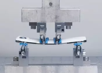 В сети появились первые видео с попытками согнуть iPhone Air и похоже он крепче, чем кажется