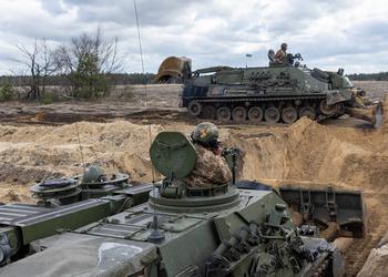 Die Streitkräfte zeigen in der Ukraine erstmals norwegische Fahrzeuge des Typs NM189 Ingeniørpanservogn auf der Basis des Panzers Leopard 1