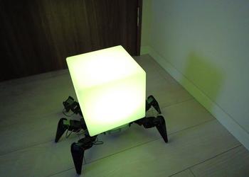 Die Japaner haben ein gruseliges Nachtlicht in Form einer Robo-Spinne geschaffen, die sich im Haus bewegen kann