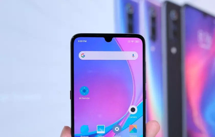 В Xiaomi Mi 9 с обновлением ПО изменили форму каплевидного выреза