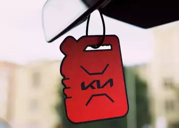 Ностальгируешь по авто с ДВС? Kia дарит автомобильный ароматизатор с запахом бензина и масла при покупке электрокара