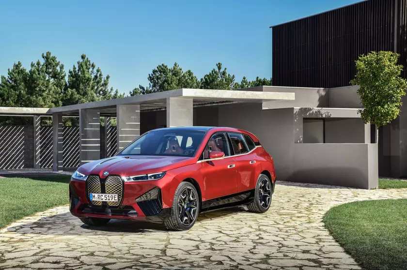 BMW iX: серийный электрический кроссовер с запасом хода больше 600 км, мощностью 500 л.с, разгоном до «сотни» менее чем за 5 сек. и быстрой зарядкой
