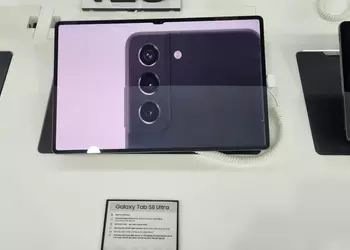 Display with thin frames and "monobrow": Samsung Galaxy Tab S8 Ultra appeared in the photo
