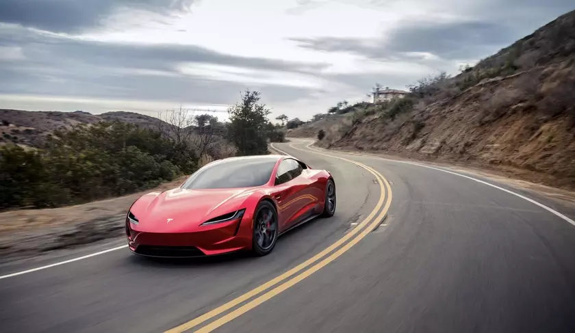 Электрический гиперкар Tesla Roadster на дороге