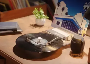 Toshiba представила портативный проигрыватель пластинок Aurex AX-RP10, который позволит слушать музыку где угодно