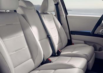 Hyundai has revealed the centre front seat of the new Palisade: it's not as wide as the driver's seat, but it's not child-sized either