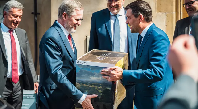 Премьер-министр Чехии: Вручив подарок, совремейте международные отношения