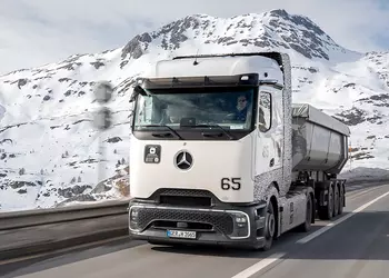 Мороз и Альпы: Daimler Truck испытывает в горах новое поколение водородных грузовиков